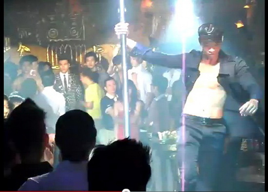 12 mẫu nam gây sốc khi diễn ở bar - 3