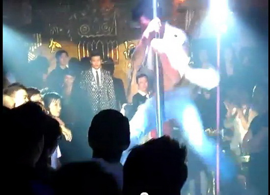 12 mẫu nam gây sốc khi diễn ở bar - 4