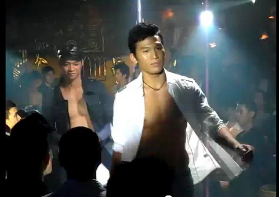 12 mẫu nam gây sốc khi diễn ở bar - 5