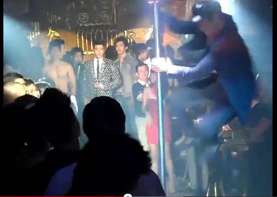 12 mẫu nam gây sốc khi diễn ở bar - 2