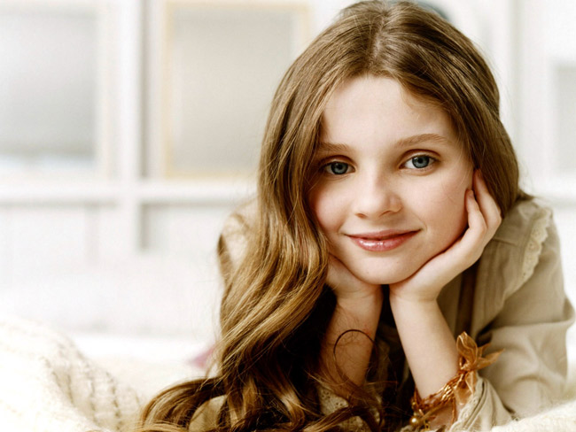 Abigail Breslin sinh năm 1996 và được coi là một trong những diễn viên nhí tài năng nhất Hollywood với biệt danh rất đáng yêu “Mặt trời bé con”. Bắt đầu sự nghiệp trong làng giải trí khi mới có 3 tuổi, cô bạn góp mặt vào một quảng cáo trò chơi của Toy “R” Us. Ngôi sao nhí Abigail chính thức bước chân vào giới điện ảnh năm 7 tuổi trong phim kinh dị khoa học viễn tưởng “Signs” với vai diễn Bo Hess, con gái của nhân vật chính. Vai diễn đó được giới phê bình đánh giá rất cao và sự nghiệp của cô bạn thành công liên tiếp từ đó.