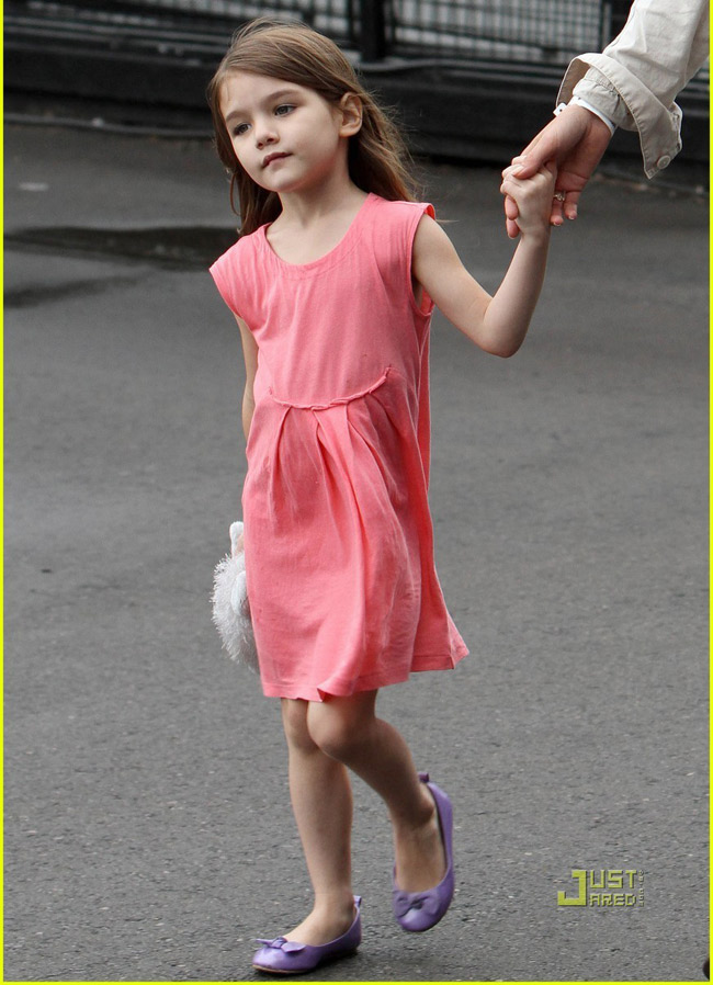 Suri Cruise sinh ngày 18/4/2006, là con gái của nữ diễn viên điện ảnh Hollywood Katie Holmes và nam diễn viên điện ảnh Hollywood Tom Cruise. Cô con gái của 2 diễn viên điện ảnh này được biết đến với vẻ đáng yêu như thiên thần.