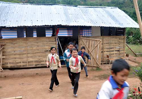 Trước khi đạp đổ cổng trường tội nghiệp… - 2