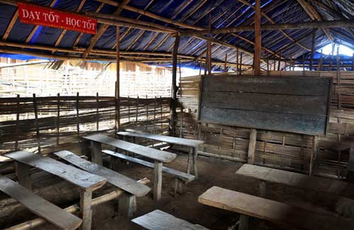 Trước khi đạp đổ cổng trường tội nghiệp… - 4