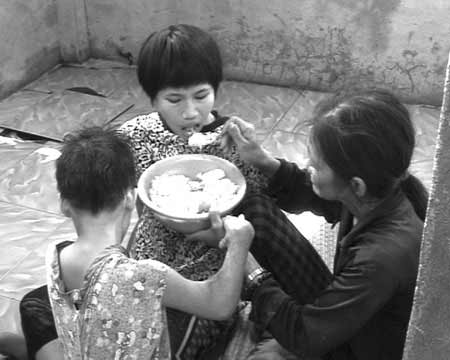 Đau lòng mẹ tâm thần nuôi...hai đứa con điên - 1