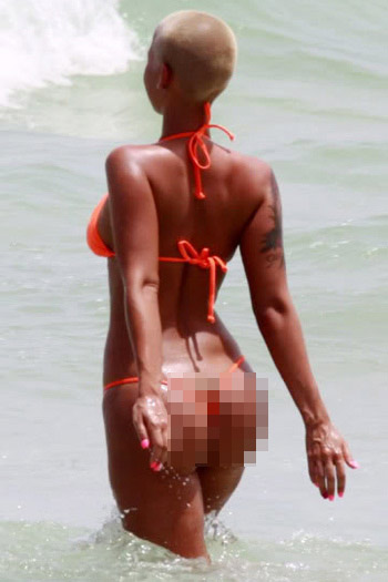 Những bộ bikini xấu tệ của siêu sao - 16