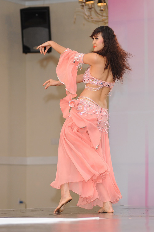 Ứng viên Siêu mẫu "đốt mắt" với váy hở - 6