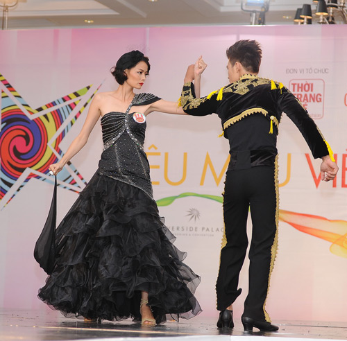 Ứng viên Siêu mẫu "đốt mắt" với váy hở - 7