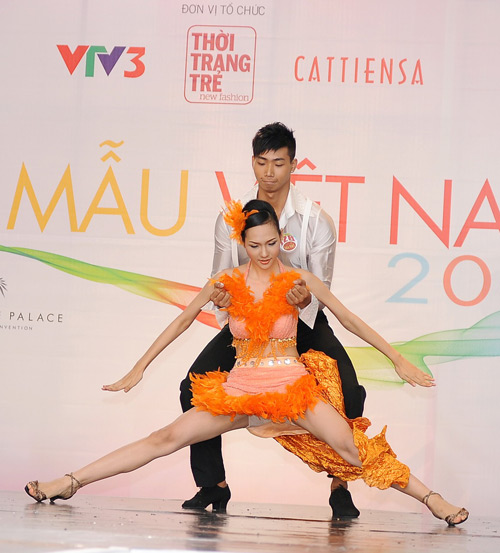 Ứng viên Siêu mẫu "đốt mắt" với váy hở - 8