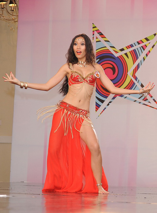 Ứng viên Siêu mẫu "đốt mắt" với váy hở - 2