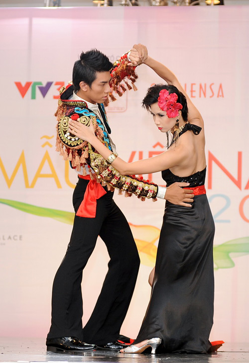 Ứng viên Siêu mẫu "đốt mắt" với váy hở - 10