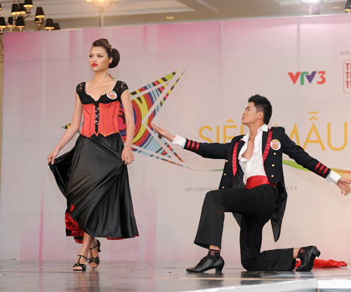 Ứng viên Siêu mẫu "đốt mắt" với váy hở - 12