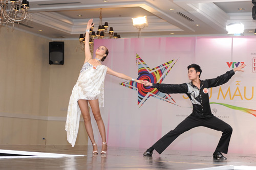 Ứng viên Siêu mẫu "đốt mắt" với váy hở - 14