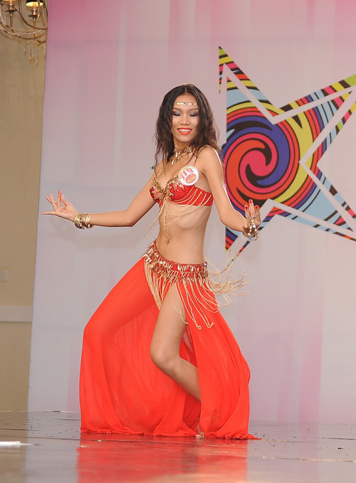 Ứng viên Siêu mẫu "đốt mắt" với váy hở - 3