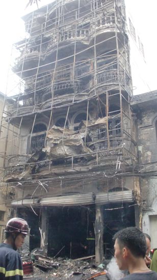 Siêu thị đồ trẻ em cháy dữ dội - 4