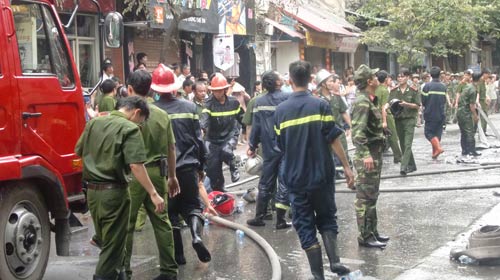 Siêu thị đồ trẻ em cháy dữ dội - 7