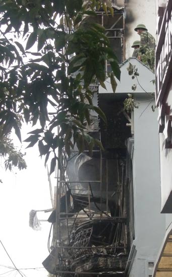 Siêu thị đồ trẻ em cháy dữ dội - 8