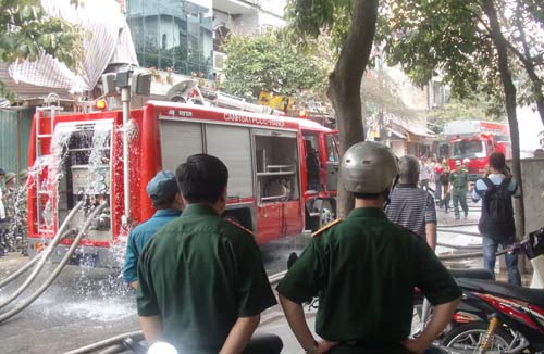 Siêu thị đồ trẻ em cháy dữ dội - 9