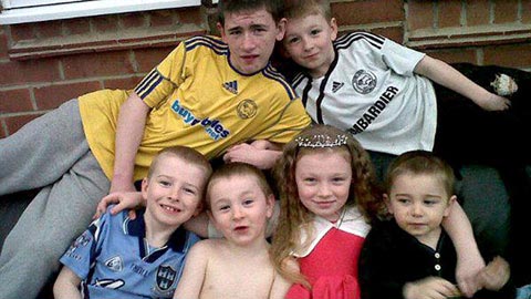 Anh: Rúng động vụ cha mẹ thiêu sống 6 con nhỏ - 1