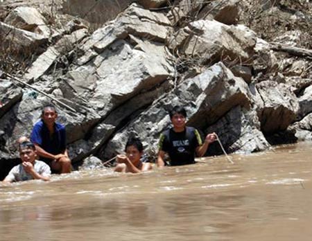 “Mắc cạn” ở hồ Thủy điện: Sống kiểu bộ lạc - 1