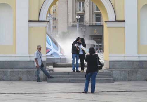 Những mảnh đời mưu sinh lạc lõng giữa lòng EURO - 10