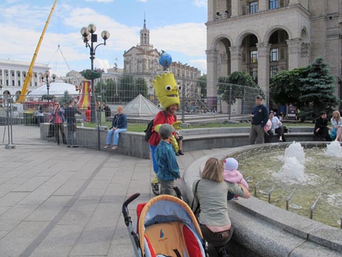 Những mảnh đời mưu sinh lạc lõng giữa lòng EURO - 2