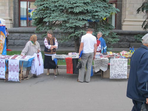 Những mảnh đời mưu sinh lạc lõng giữa lòng EURO - 3