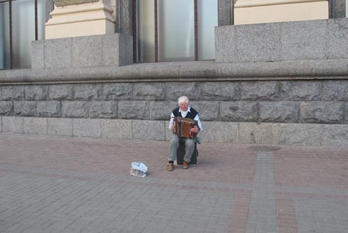 Những mảnh đời mưu sinh lạc lõng giữa lòng EURO - 4