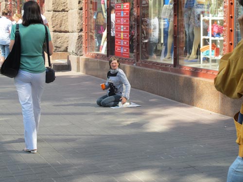 Những mảnh đời mưu sinh lạc lõng giữa lòng EURO - 5