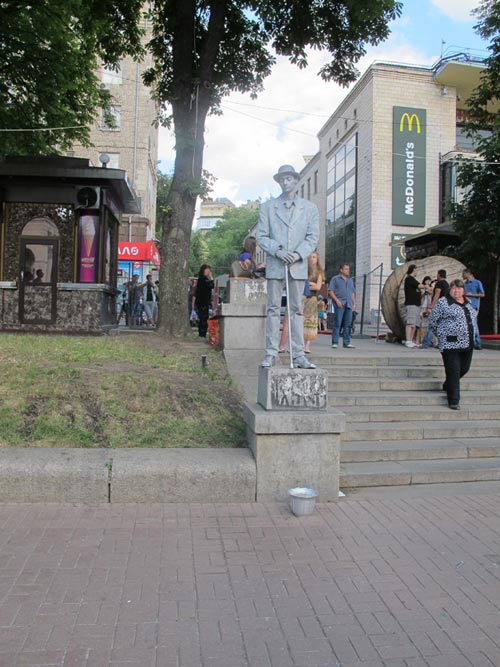 Những mảnh đời mưu sinh lạc lõng giữa lòng EURO - 7