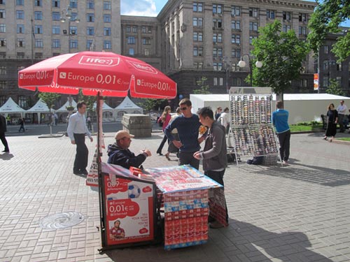 Những mảnh đời mưu sinh lạc lõng giữa lòng EURO - 8