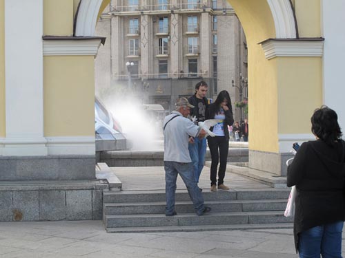 Những mảnh đời mưu sinh lạc lõng giữa lòng EURO - 9