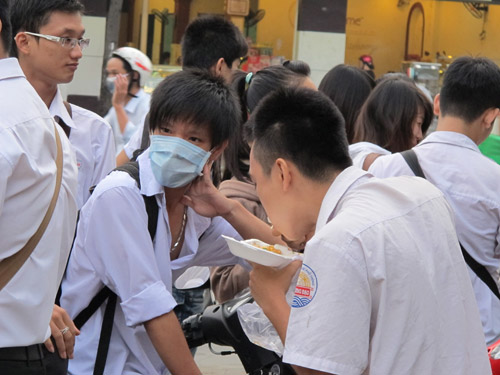 TP.HCM: Sĩ tử lo lắng trước giờ thi Văn - 4