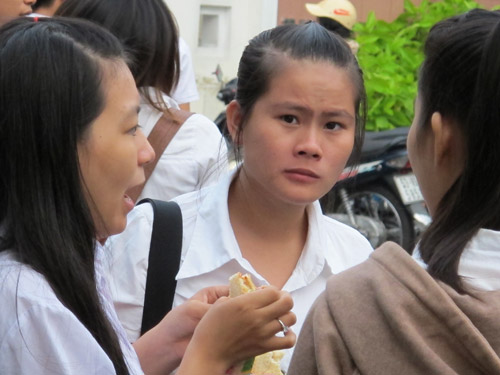 TP.HCM: Sĩ tử lo lắng trước giờ thi Văn - 5