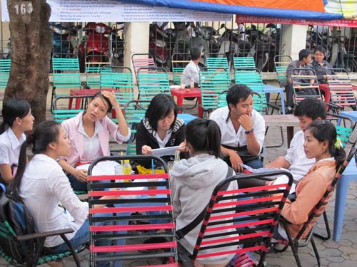 TP.HCM: Sĩ tử lo lắng trước giờ thi Văn - 6