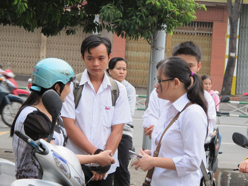 TP.HCM: Sĩ tử lo lắng trước giờ thi Văn - 7