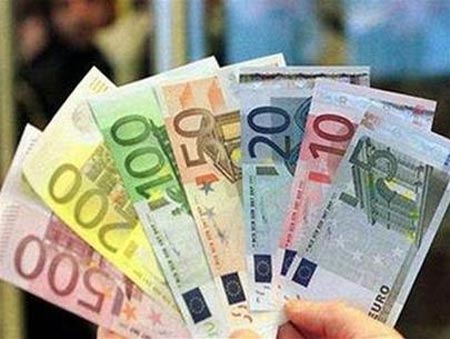 Đồng euro chạm mức thấp kỷ lục - 1