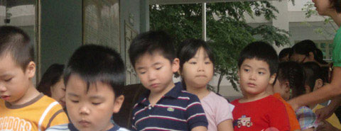 Chùm ảnh: Bé xếp hàng thi vào... lớp 1 - 3