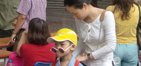 Chùm ảnh: Bé xếp hàng thi vào... lớp 1 - 8