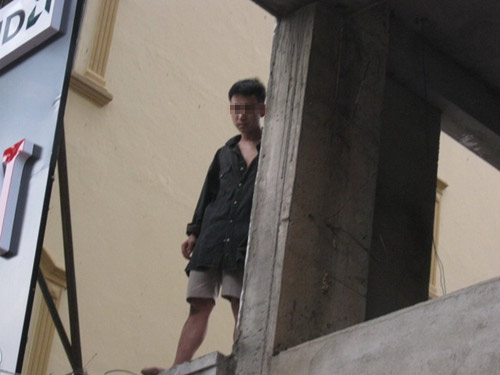 Giải cứu nam thanh niên định nhảy lầu tự vẫn - 2