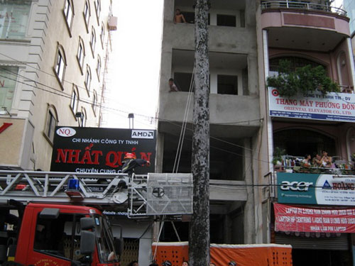 Giải cứu nam thanh niên định nhảy lầu tự vẫn - 3