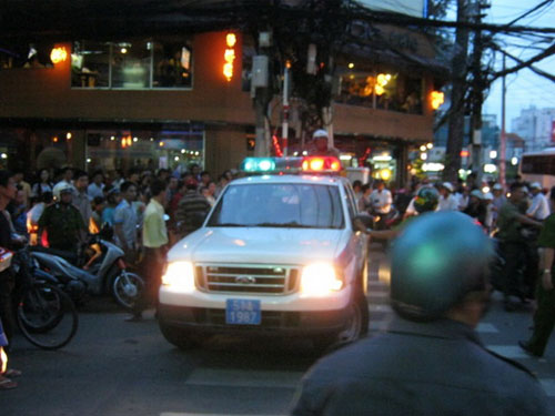 Giải cứu nam thanh niên định nhảy lầu tự vẫn - 4