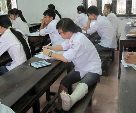 Mẹ làm bài thi, con khóc bên ngoài - 2