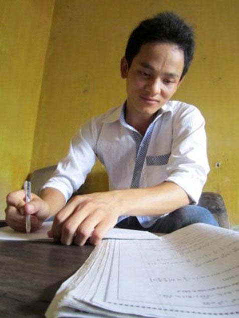 Mẹ làm bài thi, con khóc bên ngoài - 4