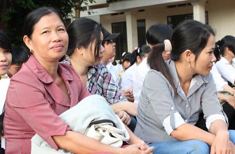 Mẹ làm bài thi, con khóc bên ngoài - 6