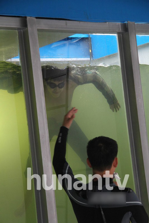 Sao ngực khủng thay bikini dưới nước - 12