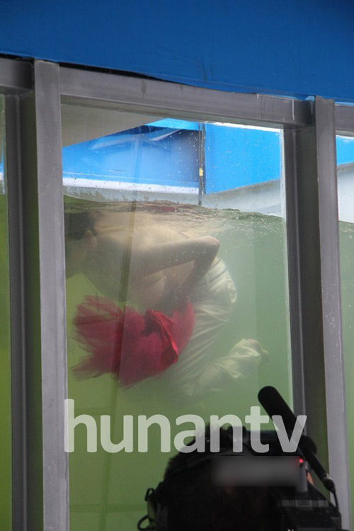 Sao ngực khủng thay bikini dưới nước - 13