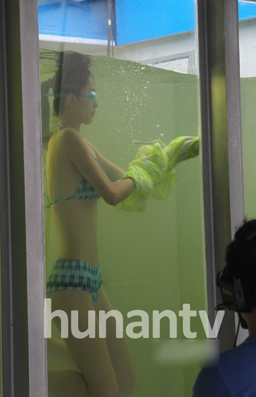 Sao ngực khủng thay bikini dưới nước - 9