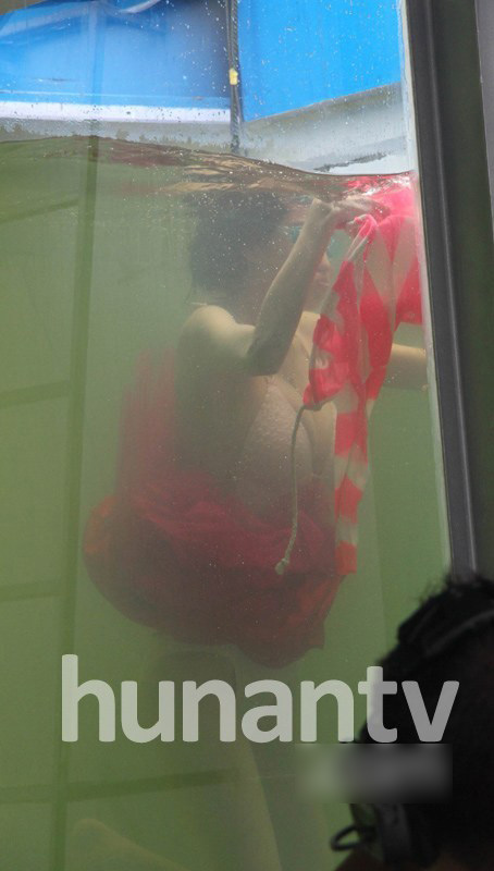 Sao ngực khủng thay bikini dưới nước - 7