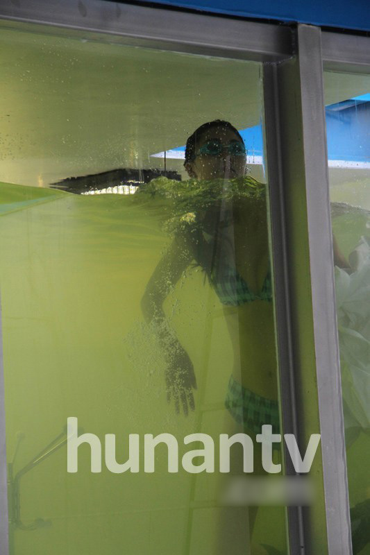 Sao ngực khủng thay bikini dưới nước - 10